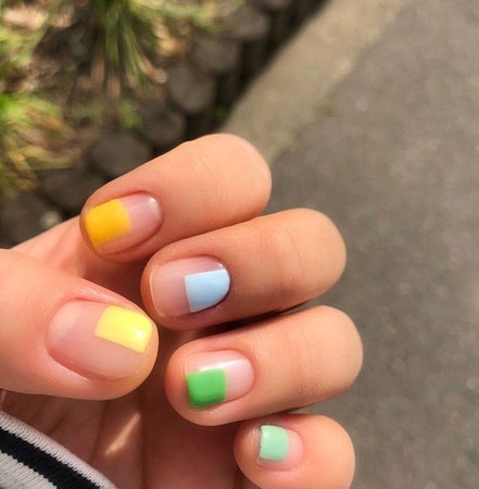 夏天来了／两手不同色正夯！“指彩流行范本”在这透明感好凉快