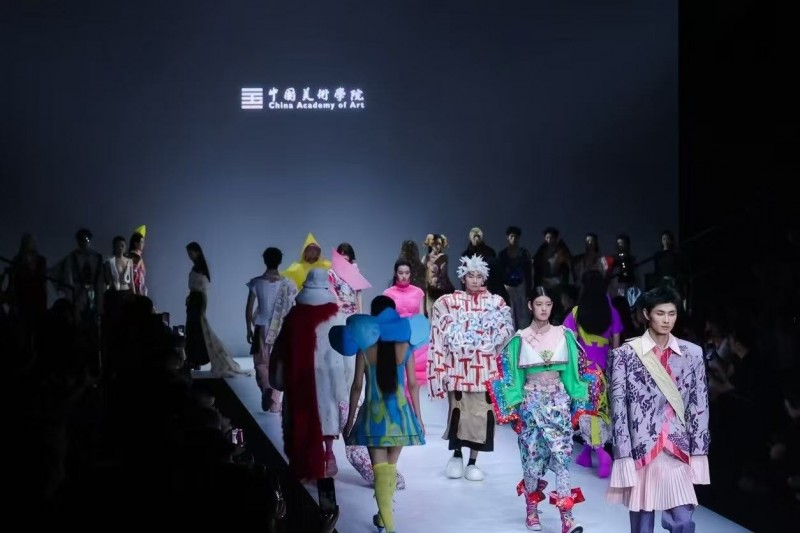 助力中国国际大学生时装周，拉微格卡巴尔与仲简尽显时尚锋芒