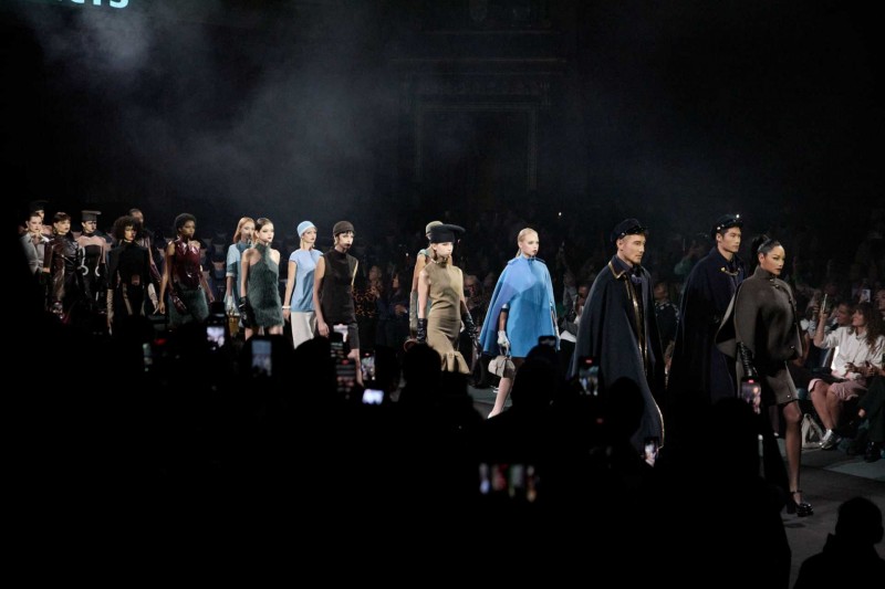 胡兵十年之约压轴伦敦时装周闭幕大秀，成都品牌雅邦·新中式展现东方美学自信